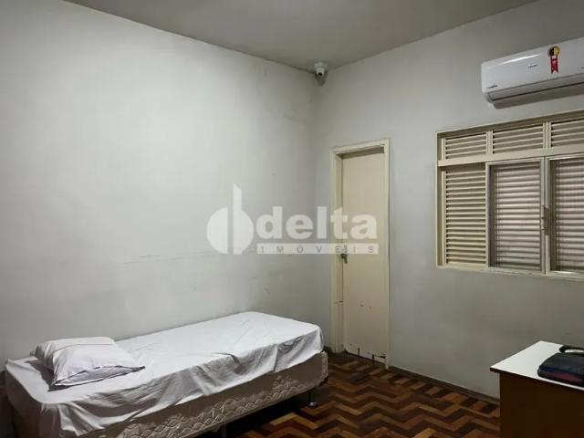Casa residencial com 4 quartos sendo 2 suítes disponível para venda no bairro Cazeca em Uberlândia M