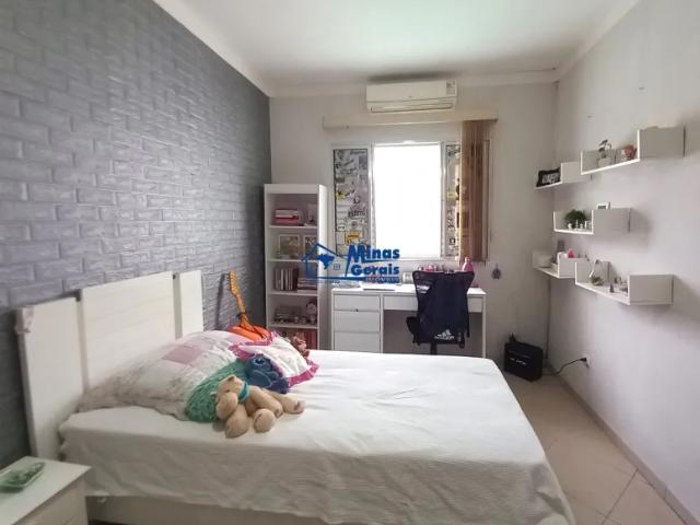 Casa com Piscina e 03 Vagas de Garagem no Centro de Jacareí