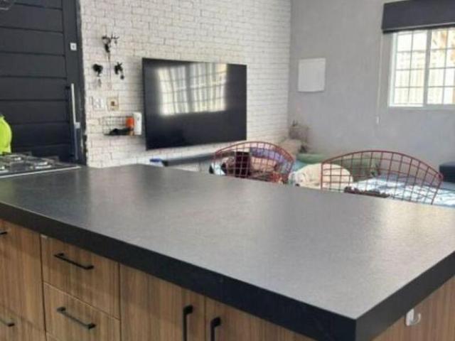 Casa Residencial / Jardim Monte Kemel com 2 suítes, 3 vagas de garagem
