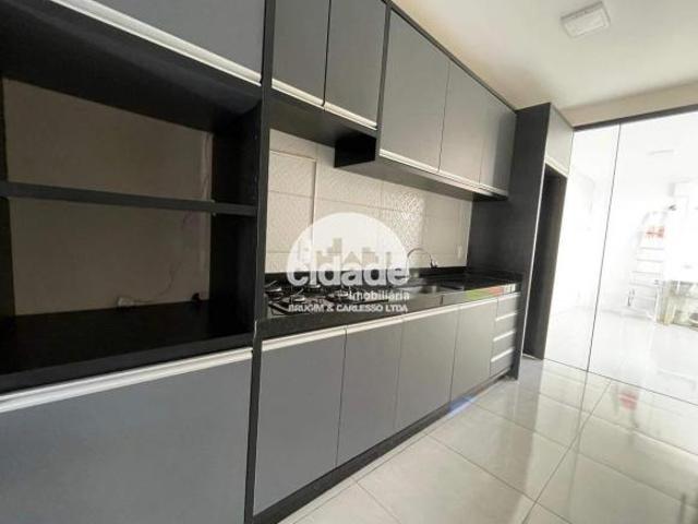 Casa residencial para venda com quartos, cozinha com armários e cooktop em Cascavel/PR
