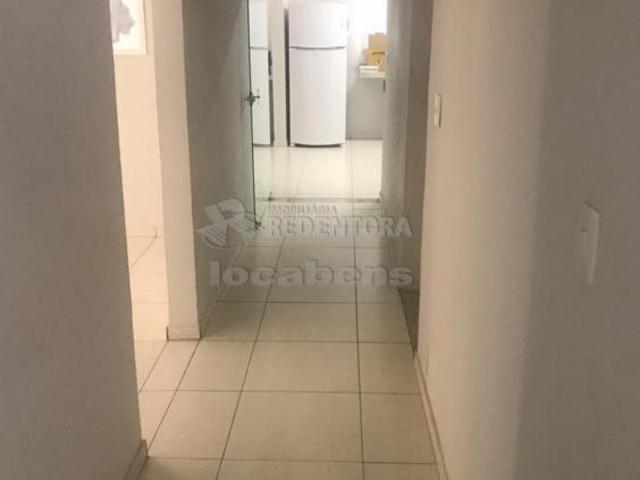 Casa residencial, tendo as características de comercial, originalmente com 3 dormitórios no bairro J