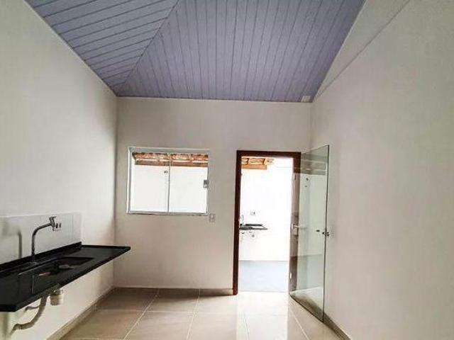Casa residencial, 90 m² de área construída e 101,5 m² de terreno, 2 suítes, lavabo, sala, cozinha