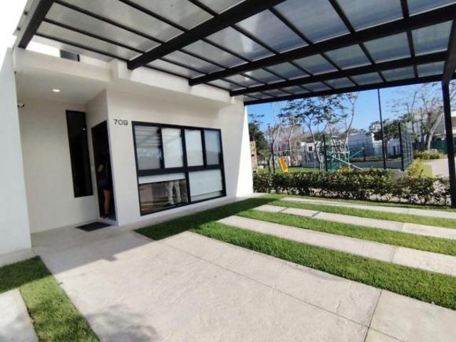 CASA ROBLE EN VENTA A ESTRENAR! A 15 MINUTOS DE AEROPUERTO