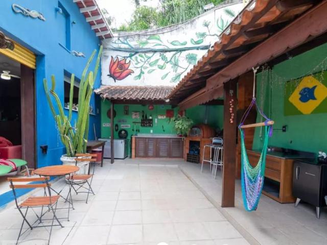 Casa sustentável na reserva do Grajaú com 4 quartos e cozinha industrial