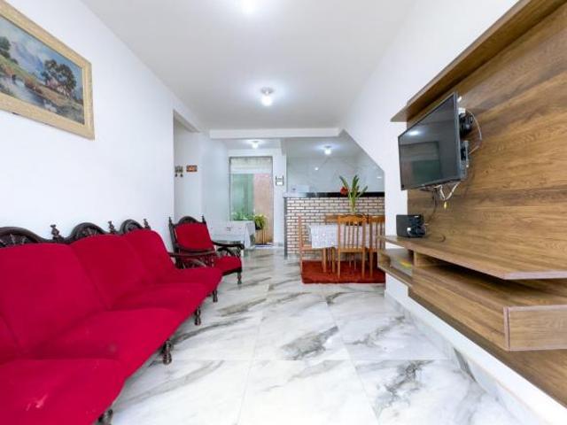 Casa super bem localizada com ótimos atrativos residenciais e comercial