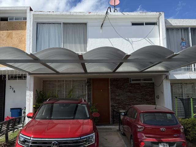 Casa súper bien ubicada dentro de coto en renta