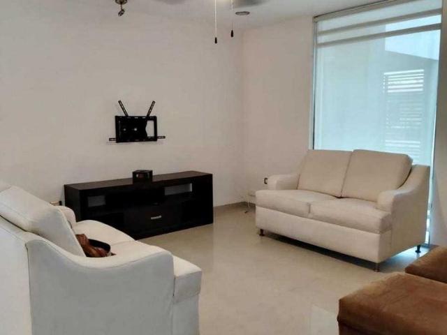 Casa semi amueblada, de 3 recámaras, con piscina, estudio y cuarto de servicio