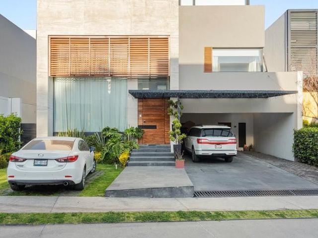 CASA SEMI AMUEBLADA EN CUMBRES DE SANTA FE