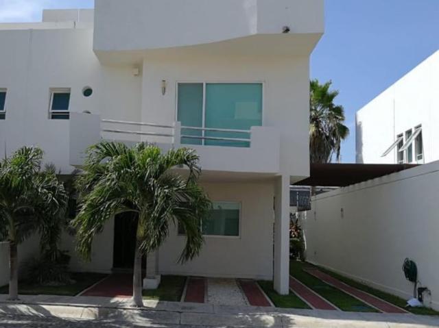 CASA SEMI AMUEBLADA EN FRACCIONAMIENTO LAS PALMAS