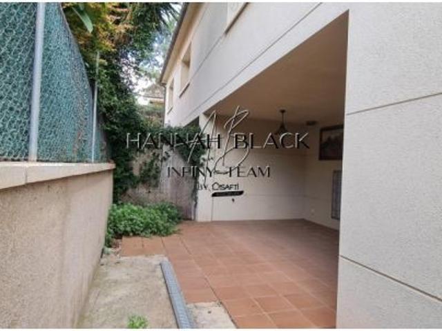 Casa semi adosada en buena ubicación, con planta garaje, dos plantas superiores para vivienda, jardí