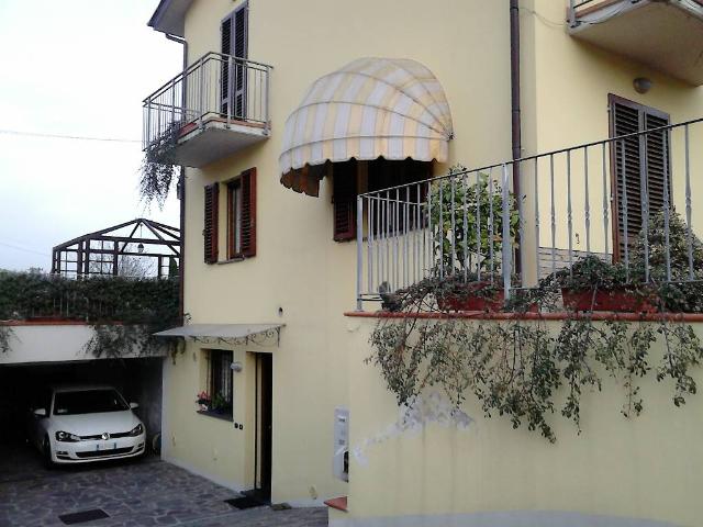 CASA SEMI INDIPENDENTE in VENDITA a PESCIA ZONA ESSELUNGA di 8 vani