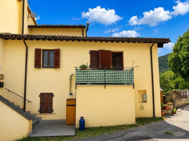 Casa semi indipendente in vendita a Sellano, Sellano