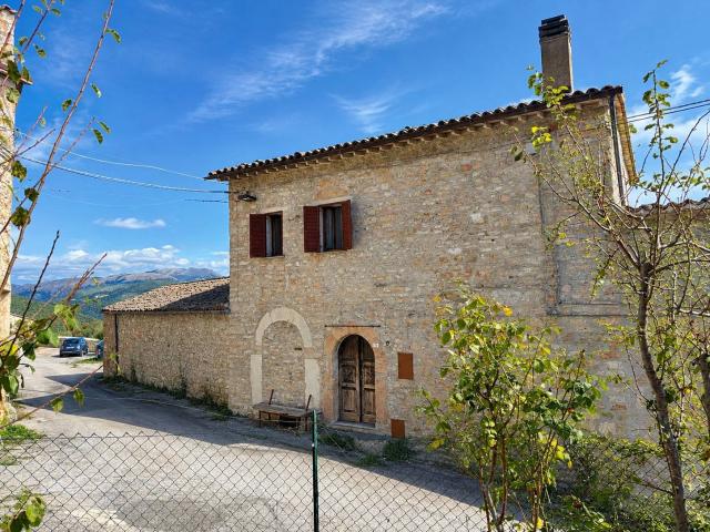 Casa semi indipendente in vendita a Sellano