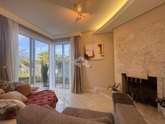 Casa semi mobiliada com 4 dormitórios/quartos sendo 1 suíte com 4 vagas