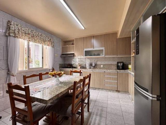 Casa semi mobiliada com 4 dormitórios/quartos sendo 1 suíte com 2 vagas