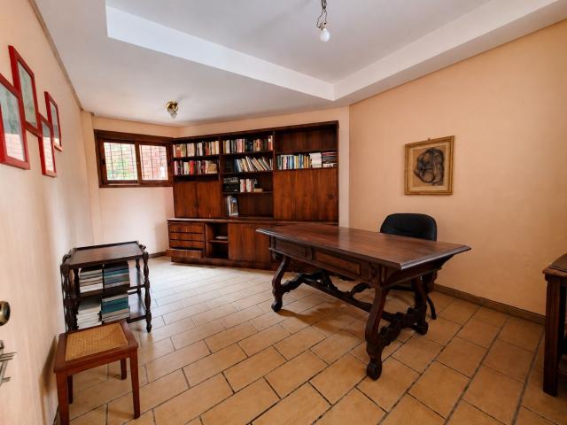 Casa Semi Mobiliada com 4 Suítes e Piscina – Jardim Isabel