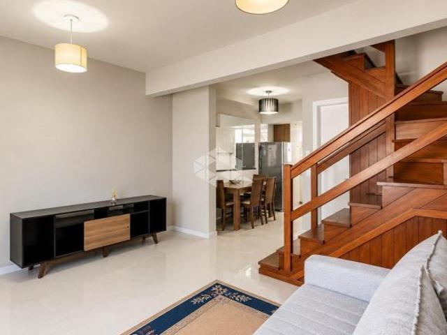 Casa semi mobiliada com 3 dormitórios e 1 vaga de garagem no bairro Humaitá em Porto Alegre!