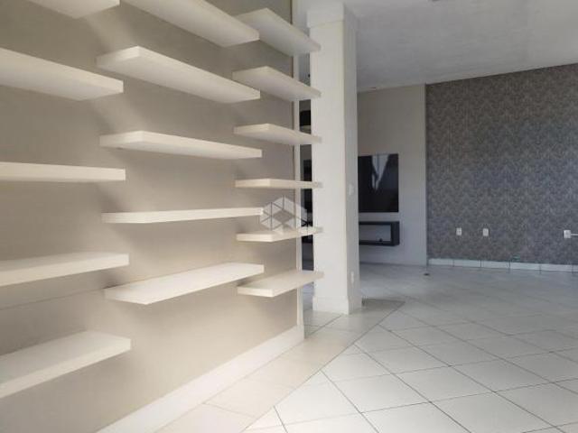 Casa semi mobiliada com 3 pavimentos, 3 dormitórios sendo 1 suíte e 3 vagas de garagem