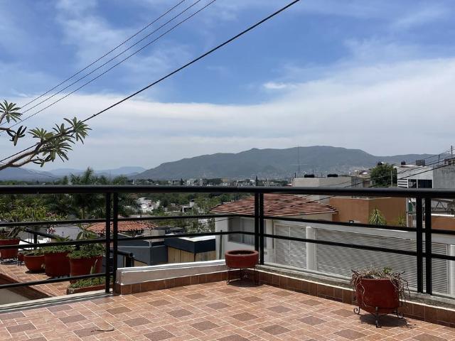Casa semiamueblada en renta con terraza en col. Lomas del Creston