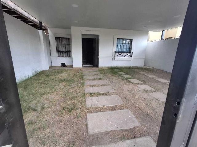 CASA SEMIAMUEBLADA EN RENTA EN VILLA TOLEDO