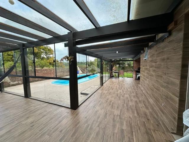 Casa semimobiliada com 03 dormitórios e piscina