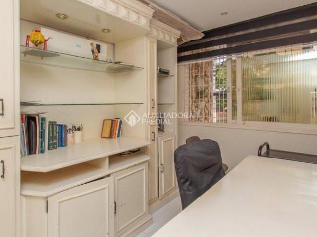 Casa semimobiliada com 04 dormitórios