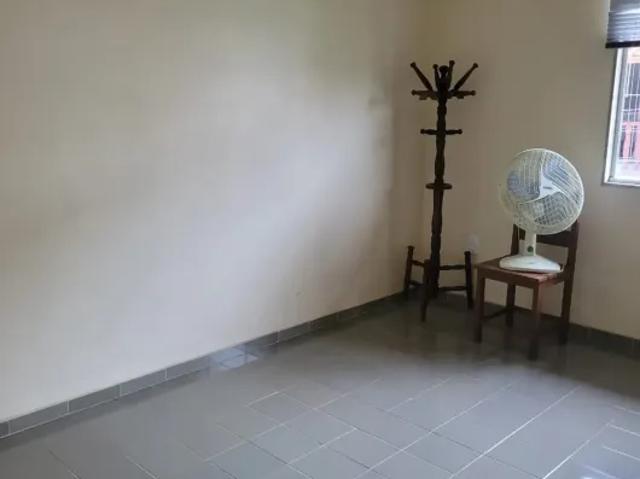 Casa semimobiliada com 2 quartos 2 banheiros Rua Leblon