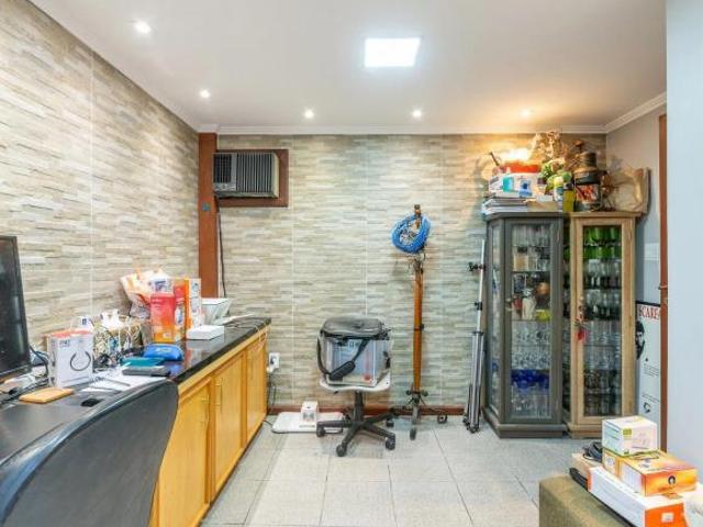 Casa semimobiliada com 385m², 3 suítes, piscina e espaço gourmet na Chácara das Pedras