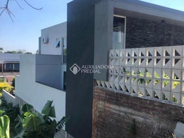 Casa semimobiliada com 3 dormitórios e suíte no Bairro dos Estados, em Estrela/RS