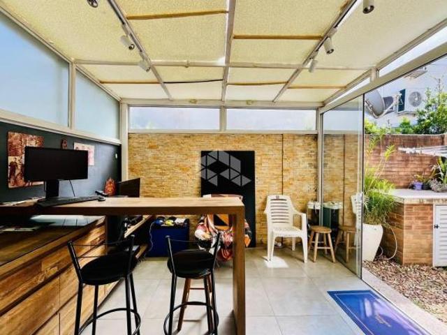 Casa semimobiliada à venda de 3 dormitórios, suíte, churrasqueira, 2 vagas, condomínio Jardim do Lag