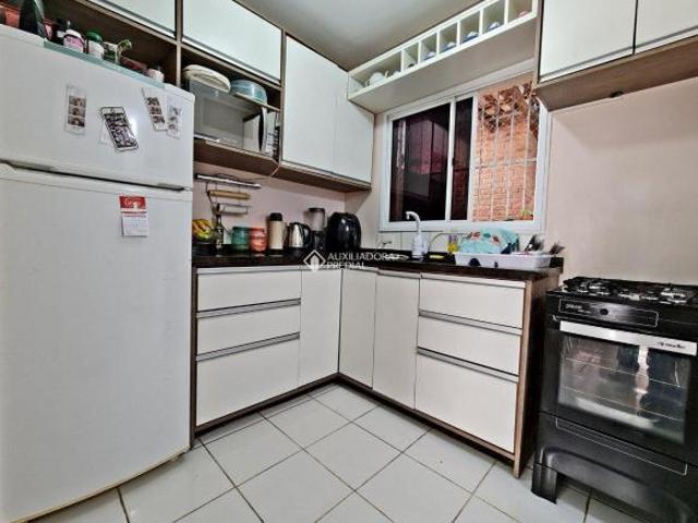 Casa semimobiliada em Condomínio Fechado