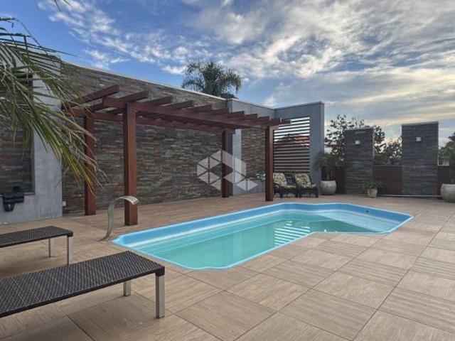 Casa semimobiliada, Piscina aquecida, Deck, Pergolado com 5 Dormitórios, sendo 1 suíte e Pronta par