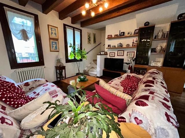 CASA SEMINDIPENDENTE A SANT'ILARIO D'ENZA