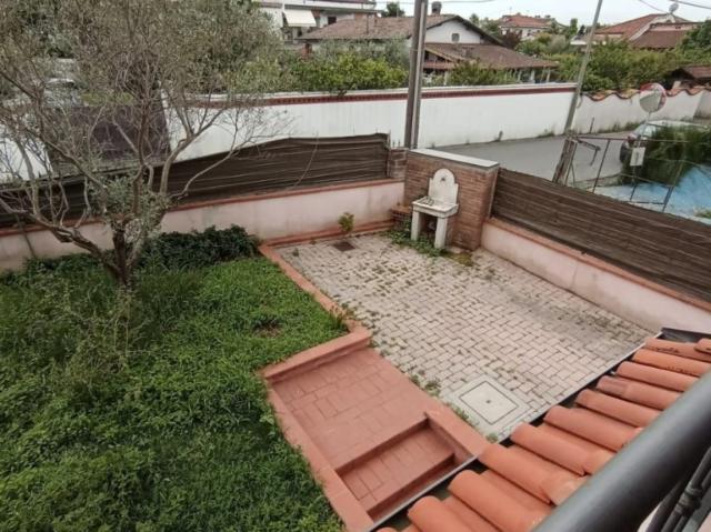 Casa semindipendente in vendita a Carrara via g. Marconi, Marina Di Carrara