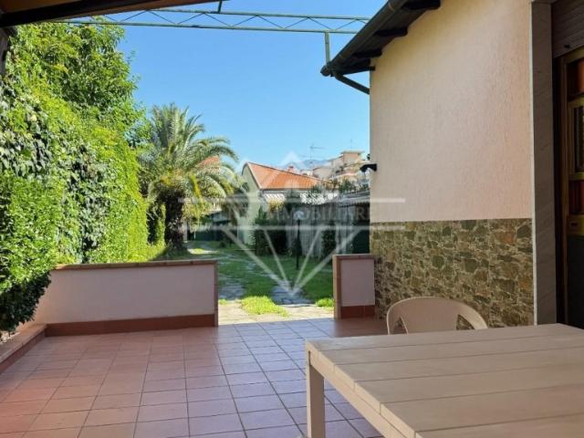 Casa semindipendente in vendita a Carrara, Marina Di Carrara