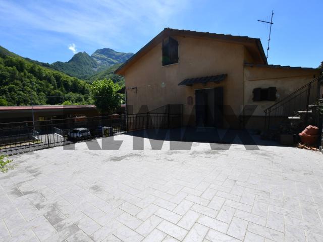 Casa Semindipendente in vendita a Minucciano, Gramolazzo