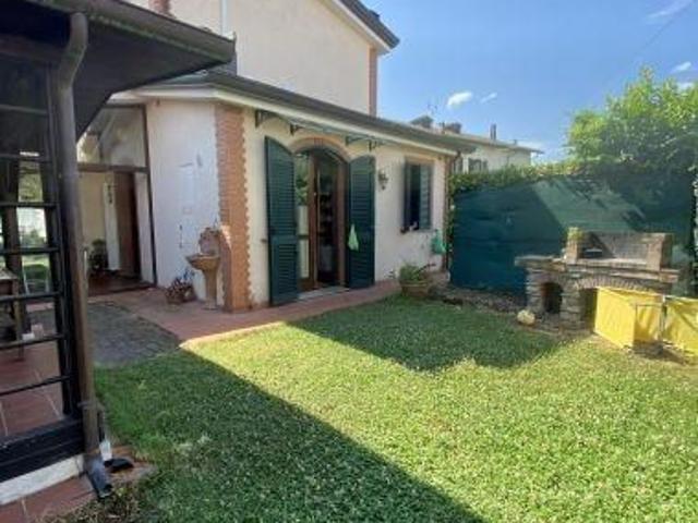 Casa semindipendente in vendita a Sarzana via Ronzano