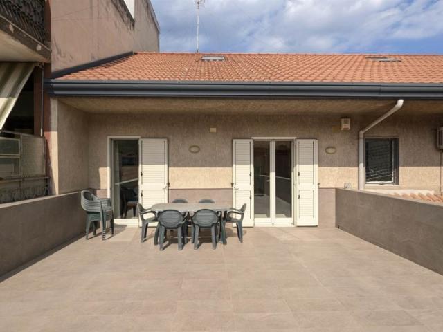 Casa semindipendente in vendita ad Aci Catena via nizzeti 36, Aci San Filippo