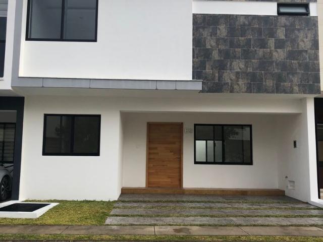 CASA SEMINUEVA, CON ACABADOS DE LUJO