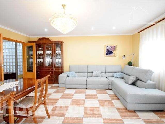 CASA SEMINUEVA CON GRAN TERRAZA Y GARAJE
