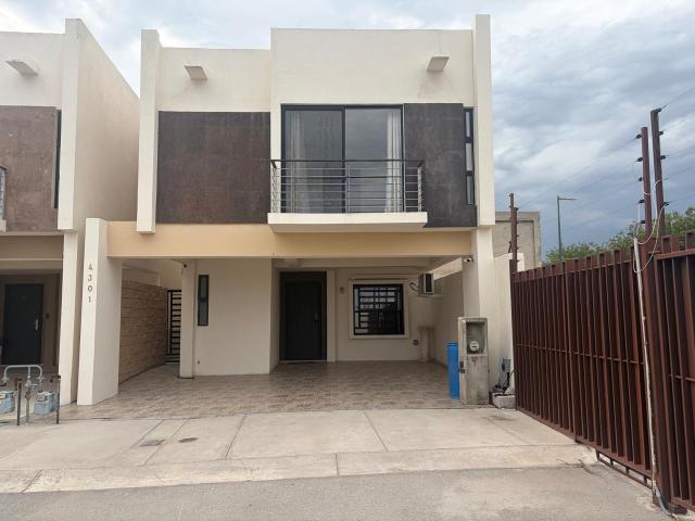 CASA SEMINUEVA EN VENTA EN AUREA RESIDENCIAL ZONA DEL PARQUE CENTRAL