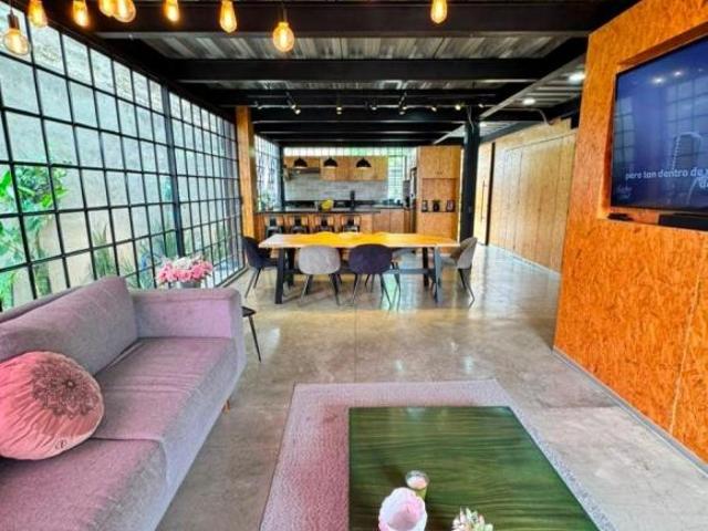 CASA SEMINUEVA EN PAISAJES DEL TESORO, CON DISEÑO ÚNICO MODERNO