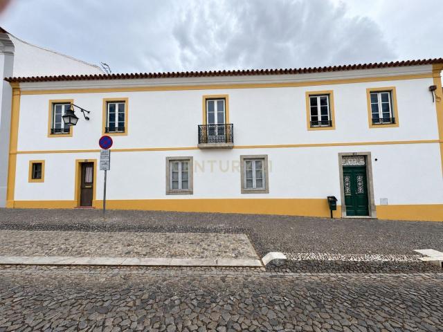 Casa Senhorial T6+6 com claustro no centro histórico de Évora