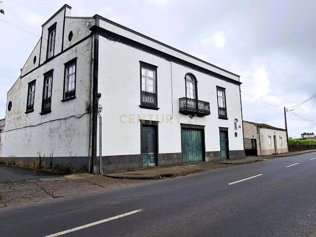 Casa Senhorial Elegante com Segunda Moradia e Detalhes Arquitetónicos Únicos na Ribeirinha, Açores