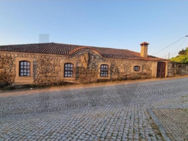 Casa Senhorial Rústica em Longroiva Um Refúgio com História e Potencial!