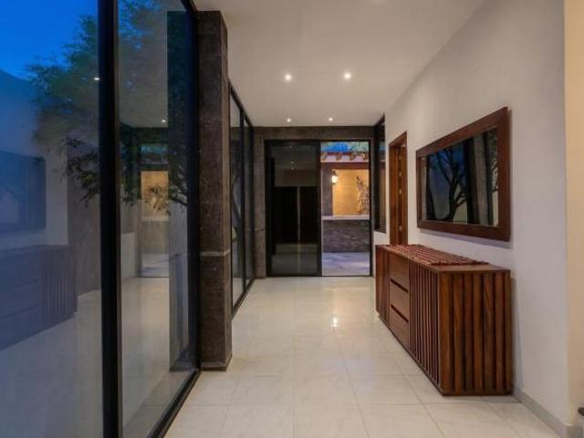 Casa Serafin. Inversión Inteligente en San Miguel: Espacios Generosos y Conectividad Total