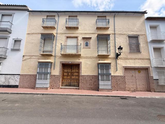 Casa señorial con gran fachada y patios en Benamejí Córdoba