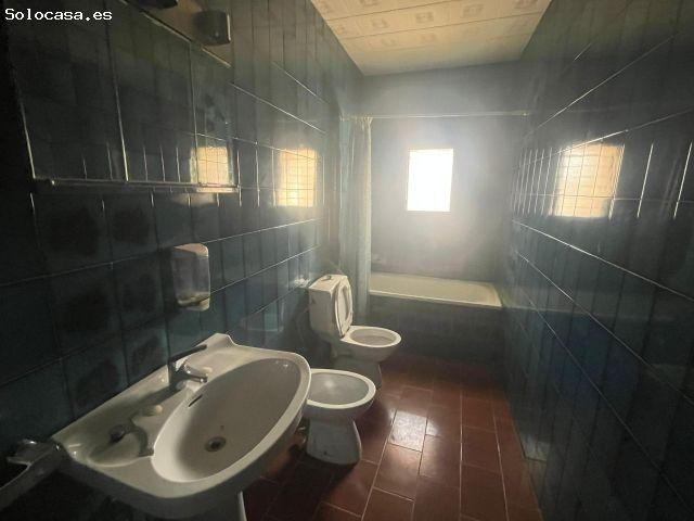 Casa señorial con varios apartamentos y local comercial en Peñarroya de Tastavins