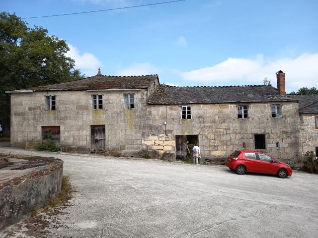 Casa señorial, de piedra, con finca aneja de 3.500 m2, en suelo urbano