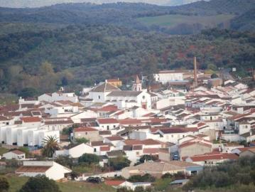 Propiedad con encanto en Las Navas de la Concepción: oportunidad única para inversión y proyectos creativos
